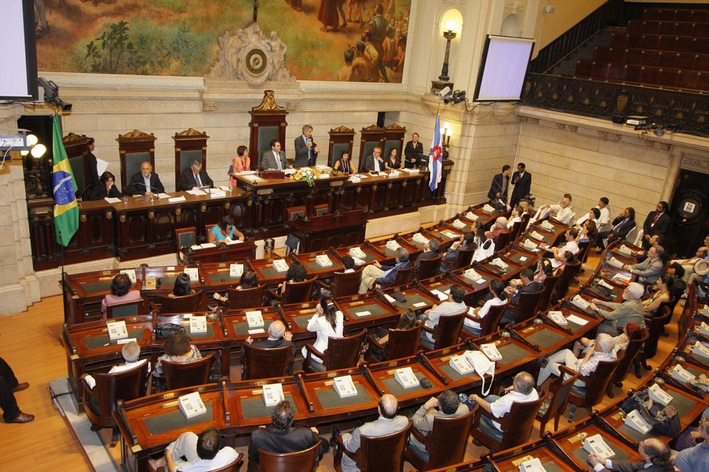 Assembleia Legislativa do Rio começa a discutir nesta segunda-feira as medidas do pacote de austeridade enviadas à Casa pelo governador Luiz Fernando Pezão, mas os 22 projetos de lei que visam a debelar a crise que atingiu o estado só começam a ser votados em plenário no próximo dia 16; governo do Rio de Janeiro espera economizar, com o pacote de medidas anunciadas, cerca de R$ 13,3 bilhões, em 2017 e R$ 14,6 bilhões, em 2018; programas sociais como Vida Melhor, Aluguel Social e Restaurante Popular serão extintos