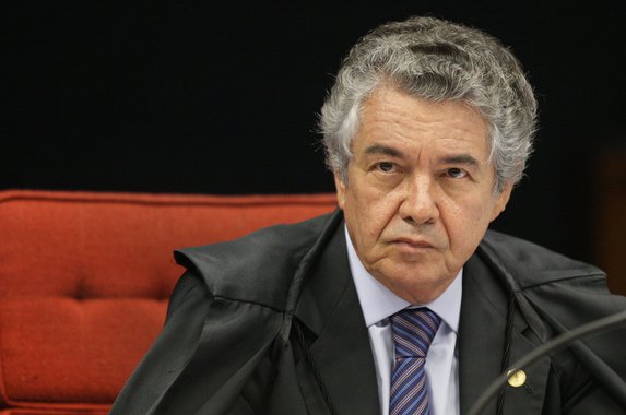 A decisão do ministro Marco Aurélio não reflete nenhum gesto de paz. Muito pelo contrário, lançou lenha na fogueira, ampliando o fosso que se abriu nas relações do Judiciário com o Legislativo desde a invasão do Senado por ordem de um juiz de primeira instância