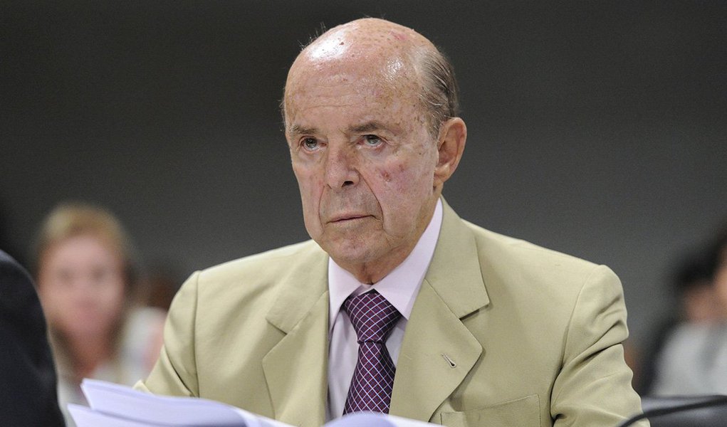 O vice-governador do Rio de Janeiro, Francisco Dornelles, assumiu nesta segunda-feira 28 oficialmente o cargo de governador do estado, em razão da licença médica do governador Luiz Fernando Pezão; na última quinta, Pezão foi diagnosticado com linfoma não Hodgkin, um tipo de câncer raro e agressivo. Ele decidiu se licenciar por 30 dias