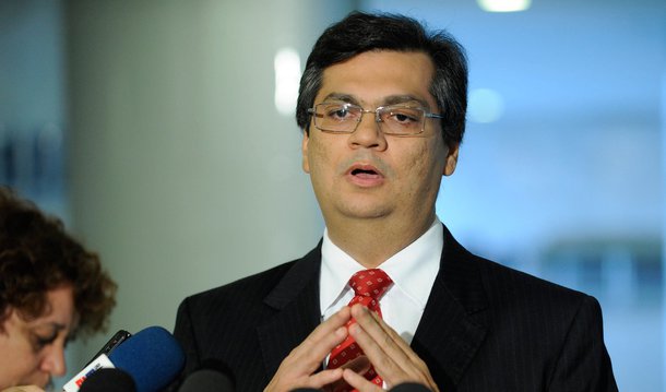 Governador Flávio Dino ao cumprir agenda de trabalho nos municípios de Açailândia e Timon para acompanhar obras do Governo do Estado e sancionar leis que beneficiam o setor empresarial e os trabalhadores rurais, disse que seu governo trabalha diariamente para deixar no passado as marcas da desigualdade e exclusão social; "Estamos articulando ações fundamentais para enfrentar dificuldades momentâneas no Brasil e só existe desenvolvimento verdadeiro se for para todas as pessoas", disse 