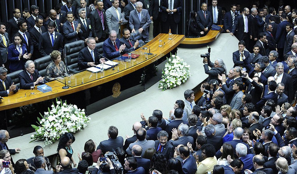 Aliado da presidente Dilma, o presidente do Senado, Renan Calheiros (PMDB-RJ), conclamou hoje o Congresso Nacional para que deixe de lado "projetos pessoais" e "retome seus esforços para que tenhamos em 2016 um ano que tenha início, meio e fim"; "Temos compromissos com a nação", disse Renan, que disse ainda que "não queremos viver na Fracassolândia"; Renan destacou a presença de Dilma na cerimônia de abertura do ano legislativo como "uma demonstração de quem busca o diálogo e procura soluções"