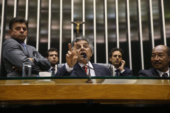 A leitura da peça que acompanha o pedido de impeachment da presidente Dilma, acatado na noite de ontem pelo presidente da Câmara, Eduardo Cunha (PMDB-RJ), ocorrerá em sessão ordinária da Câmara marcada para 14h; segundo o primeiro-secretário da Câmara, deputado Beto Mansur (PRB-SP), toda a documentação sobre o processo de impeachment, com cerca de 2 mil páginas, tem que ser lida no plenário; o mesmo ocorrerá com o ato de criação da comissão especial que analisará o processo de abertura do impeachment