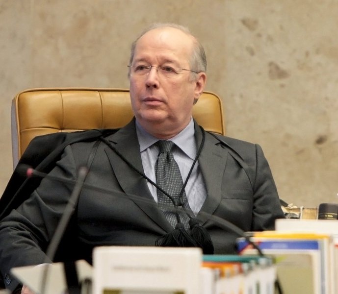 Ministro Celso de Mello, decano do Supremo Tribunal Federal, avalia pedido da Procuradoria Geral da República para abrir investigação contra o ministro-chefe da Casa Civil e o senador tucano Aloysio Nunes por suspeita de doação ilegal; no gabinete dele, estima-se que resposta deve ser dada até terça-feira