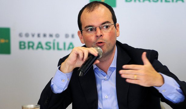 O conjunto de ações Incluir MPE, anunciado pelo governador Rodrigo Rollemberg, reforçará o tratamento simplificado e diferenciado aos cerca de 180 mil negócios de pequeno porte estabelecidos no Distrito Federal; segundo o governo, os pequenos empreendedores terão prioridade nas licitações de bens, serviços e obras; "Cadeiras de escolas públicas, por exemplo, poderão ser compradas de pequenos marceneiros da região em que está a unidade", explica o secretário de Economia e Desenvolvimento Sustentável, Arthur Bernardes