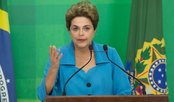 Associação Latino-Americana de Juízes do Trabalho alertou a comunidade internacional sobre o golpe parlamentar em andamento no Brasil contra a presidente Dilma Rousseff; segundo a instituição, que reúne juízes do Trabalho de todos os países da América Latina e do Caribe, sessão da Câmara que aprovou a abertura do processo de impeachment foi um "julgamento estritamente político, que representou a quebra da ordem constitucional, no afã de promover o afastamento ilegítimo da Presidente da República, eleita com mais de 54 milhões de votos";  documento destaca, ainda, que a tentativa de afastamento da presidente Dilma possui claramente um "figurino golpista"