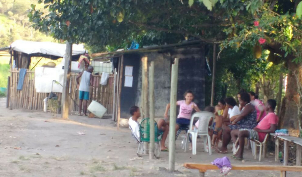 Cerca de 180 famílias que estão acampadas desde o dia 30 de dezembro na Fazenda Santa Maria, no Município de Silva Jardim, interior do Estado do Rio de Janeiro, estão sendo ameaçadas por empreiteiros ligados ao ex-governador Sergio Cabral; a Ocupação Fidel Castro, tal como foi batizada, está ameaçada por uma ordem de reintegração de posse, marcada para próxima segunda-feira (6/2), concedida ao empreiteiro César Farid Fiat e sua esposa Lina Maria Miranda Santos, sócios da Oriente Construção Civil Ltda; empreiteira esteve recentemente vinculada a força tarefa da Lava-Jato no Rio de Janeiro e na Operação Calicute, inclusive tendo um de seus representantes, Alex Sardinha Veiga, sido preso temporariamente em novembro de 2016, na ocasião da prisão de Cabral