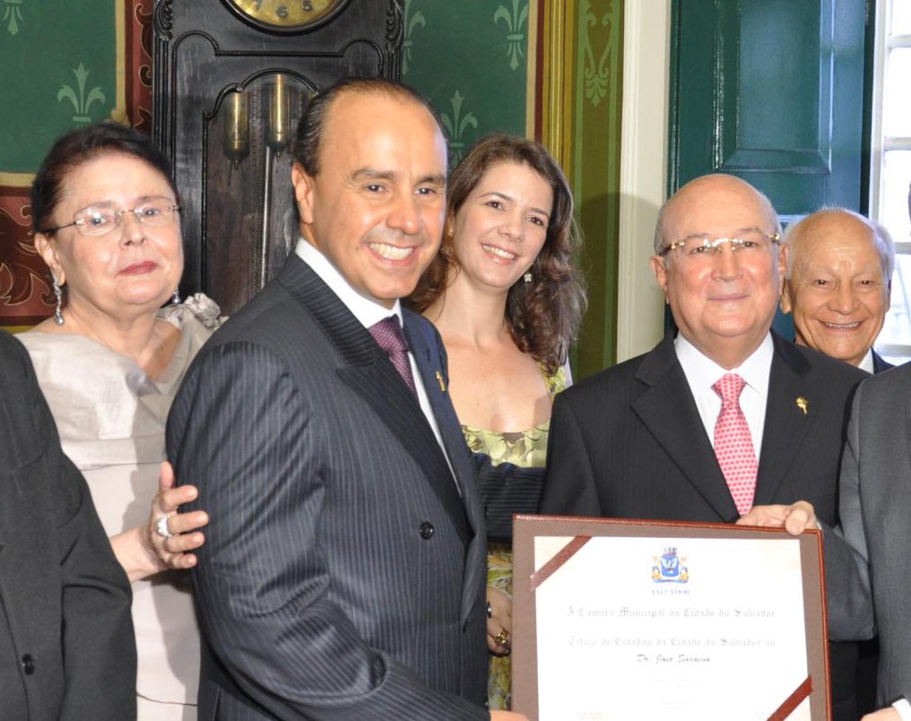 Autor do pedido de vista que atrasaria a análise do Conselho de Ética da Presidência da República contra Geddel Vieira Lima, o conselheiro José Leite Saraiva Filho atuou na defesa da associação de construtoras, incluindo a Cosbat, que pretende erguer o edifício La Vue, em Salvador; não fosse pouco o conflito de interesses, Saraiva advoga para o irmão de Geddel, Afrisio Vieira Lima, como mostra reportagem do Jornal GGN; ao contrário do que o ministro espalhou aos jornais, de que queria "resolver isso logo" e o recuo do conselheiro justificado pelo fato de a maioria da Comissão concordar em investigar Geddel, o receio deles estava em que as maiores relações entre ambos no caso La Vue fossem disseminadas"