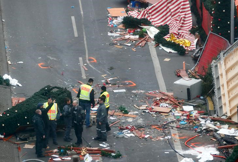 Policiais em local de ataque contra mercado natalino em Berlim. 20/12/2016 REUTERS/Fabrizio Bensch