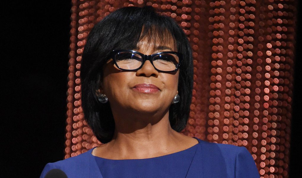A presidente da Academia de Cinema dos EUAs, Cheryl Boone Isaacs, admitiu que a entidade precisa de uma mudança, na sequência de críticas apontadas à ausência de qualquer artista negro entre os nomeados; em comunicado, Cheryl Boone Isaacs manifestou-se “destroçada e frustrada” pelas falhas da academia, em matéria de diversidade; as declarações da presidente da academia surgem depois de o realizador Spike Lee - que recebeu em 2015 um Oscar honorífico - ter anunciado que não vão comparecer na cerimônia de entrega do Oscar precisamente por não existir, pelo segundo ano consecutivo, qualquer ator ou atriz negros nomeados para os prêmios