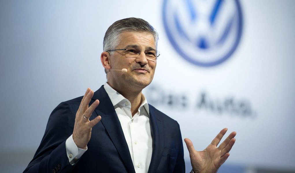 O presidente do grupo Volkswagen nos Estados Unidos, Michael Horn, admitiu que o objetivo do programa de informática ilegal instalado nos sistemas de controle de gestão dos motores diesel entre 2008 e 2015, era ocultar à Agência de Proteção Ambiental do país que os automóveis não cumpriam as normas norte-americanas de emissão de óxido de nitrogênio; “sim, foi instalado com esse objetivo”, disse ele