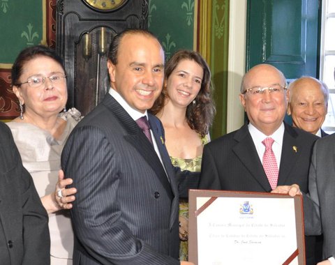 Autor do pedido de vista que atrasaria a análise do Conselho de Ética da Presidência da República contra Geddel Vieira Lima, o conselheiro José Leite Saraiva Filho atuou na defesa da associação de construtoras, incluindo a Cosbat, que pretende erguer o edifício La Vue, em Salvador; não fosse pouco o conflito de interesses, Saraiva advoga para o irmão de Geddel, Afrisio Vieira Lima, como mostra reportagem do Jornal GGN; ao contrário do que o ministro espalhou aos jornais, de que queria "resolver isso logo" e o recuo do conselheiro justificado pelo fato de a maioria da Comissão concordar em investigar Geddel, o receio deles estava em que as maiores relações entre ambos no caso La Vue fossem disseminadas"