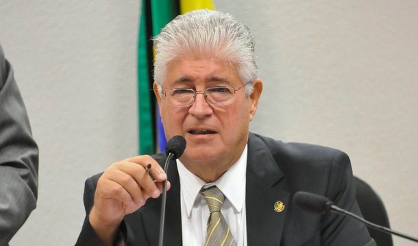 Senador Roberto Requião (PMDB-PR) desmistificou o julgamento das ditas "pedaladas" ocorrido pelo TCU; segundo o parlamentar, o descumprimento dessas metas programáticas inflacionárias são chamadas de "pedaladas" para degradar a discussão; "Essa meta é uma imposição de credores externos, é uma pressão do capital internacional sobre o país e não há sanção alguma caso seja descumprida", disse; "Mas não houve crime. Ninguém se apropriou de recursos públicos"