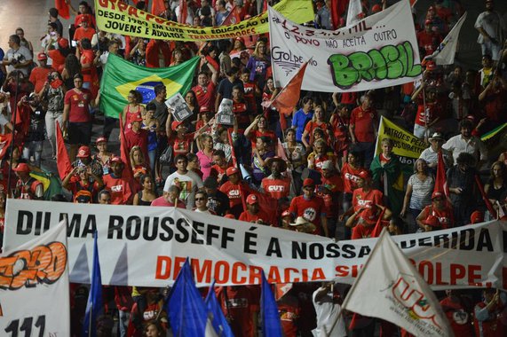 No quesito militância nas ruas, na quarta-feira, foi uma vitória de quem defende a legalidade, tendo como ponto alto a Avenida Paulista tomada de ponta a ponta. Pela primeira vez nesta batalha de manifestações, os que não votaram na presidenta Dilma levaram a pior