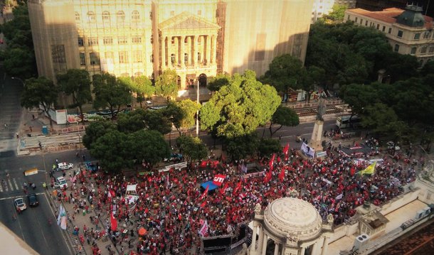 Um grupo de manifestantes se reúne na noite desta segunda (9) na escadaria da Câmara de Vereadores, na Cinelândia, no centro do Rio de Janeiro, para protestar contra o prosseguimento do impeachment da presidente Dilma Rousseff no Senado; "É uma agenda contínua. A gente considera que o jogo está sendo jogado e o Renan está cometendo uma ilegalidade, porque o presidente da Câmara anulou o processo”, disse o secretário de Comunicação da CTB, Paulo Farias; um novo ato está marcado para amanhã (10), em frente à Assembleia Legislativa do Rio
 
