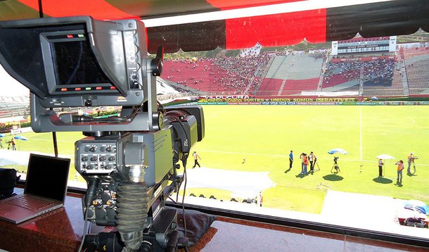 TV Globo quer transferir as partidas de futebol que exibiria no próximo domingo (17) para sábado (16), para abrir mais espaço na programação para a cobertura da votação do impeachment da presidente Dilma Rousseff; mudança foi discutida em uma reunião de quase duas horas com participação de clubes, Federação Paulista de Futebol (FPF) e Polícia Militar