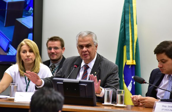 Motivo foi a abertura da sessão do Congresso Nacional na tarde desta quarta-feira 2, que debaterá o projeto de lei que prevê a redução da meta fiscal; o presidente do Conselho de Ética, deputado José Carlos Araújo (PSD-BA), adiou, pela quarta vez, a votação do parecer preliminar do deputado Fausto Pinato (PRB-SP) contra o presidente da Câmara, Eduardo Cunha (PMDB-RJ); votação ficou agora para terça-feira 8