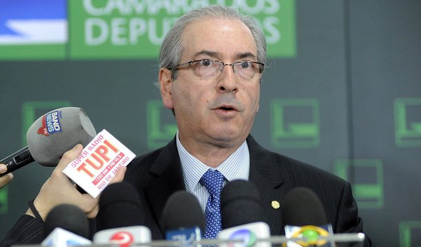 "Se Cunha está onde está, isso se deve a maioria de votos que obteve na Câmara e estes votos foram dados na esperança que pudessem 'ser todos Cunha'", afirma o jornalista Fernando Brito, do Tijolaço; "Quem não fizer de tudo e um pouco mais diante disso, perdão se ofendo, também será um Cunha, porque – ainda que por simples omissão – ajude a consumar-se esta tomada do poder, sem voto e sem decência. (...) Não somos todos Dilma, nem todos Lula, muito menos todos PT. Mas não seremos, jamais, jamais, não seremos todos Cunha", afirmou