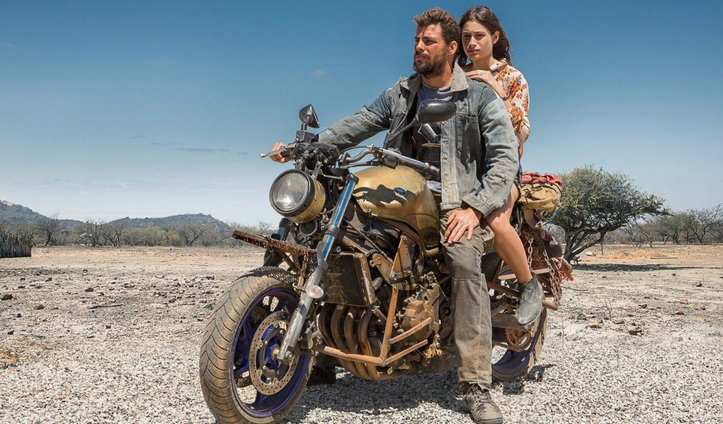 Na produção nacional que tem sido apelidada de "Mad Max do Sertão", o arcaico e o moderno duelam pela predominância; o senso de justiça atrelado à crença religiosa impulsiona a trama e motiva os personagens, num cenário de seca apocalíptica