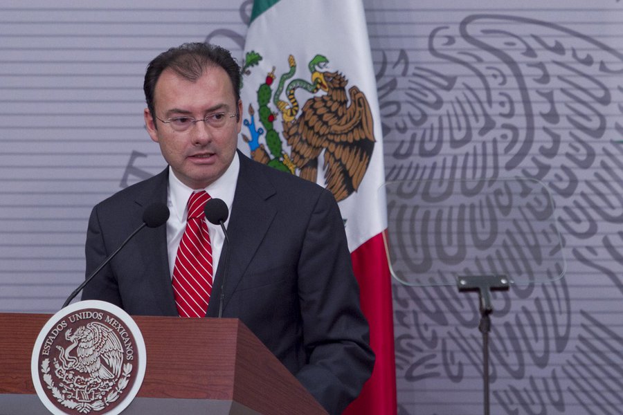 O novo chanceler do México, Luis Videgaray, garantiu nesta terça-feira que seu país não pagará pelo muro que o presidente eleito dos EUA, Donald Trump, pretende construir na fronteira entre os países para conter a imigração ilegal; "Não há nenhuma maneira de que isso ocorra", assegura o chefe da diplomacia mexicana em entrevista à rede Televisa; proposta de erguer um muro foi uma das maiores polêmicas da sua campanha presidencial de Trump