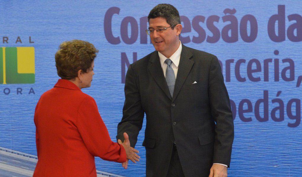 Após reclamar com a presidente sobre estar 'isolado' no governo, ministro da Fazenda cancela viagem que faria hoje para a Turquia e se reúne com Dilma Rousseff no Palácio do Planalto; também participam do encontro o ministro do Planejamento, Nelson Barbosa, e da Casa Civil, Aloizio Mercadante; no encontro, Dilma deverá pedir unidade em torno de Levy para evitar que ele deixe o cargo em função da falta de apoio