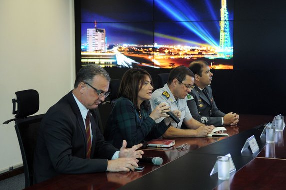 Algumas das pessoas foram autuadas por dano, lesão corporal, desacato, entre outros delitos menores; mas a punição pode ser maior; estuda-se a possibilidade de enquadrá-los na Lei de Segurança Nacional; secretária da Segurança Pública, Márcia de Alencar Araújo destacou que, por ser a capital do País, Brasília é diferente; “Esta é uma cidade com dois chefes de Estado: o governador de Brasília, Rodrigo Rollemberg, e o presidente da República, Michel Temer. Há assuntos de segurança pública ordinária, mas também de soberania nacional”