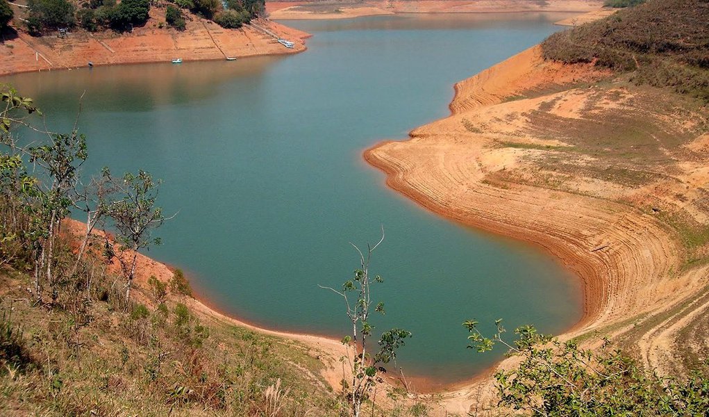 Escassez de chuva e a elevação do preço da energia elétrica: dois inimigos aguardados para o próximo verão, que começa em dezembro; o abastecimento de água continua delicado, embora desde o início de setembro tenha chovido mais do que a média histórica no estado de São Paulo, onde fica o reservatório de Paraibuna, o principal do sistema que abastece 9,4 milhões de pessoas na Região Metropolitana do Rio; segundo especialistas, não basta chover, pois a estiagem dos últimos anos secou tanto os solos que seriam necessários vários períodos de índices pluviométricos altos e constantes para começar a mudar a situação