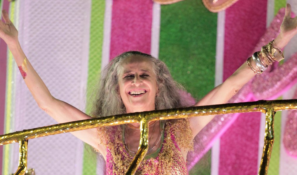  A cantora Maria Bethânia, tema do enredo “A Menina dos Olhos de Oyá” da Mangueira, escola vencedora do carnaval carioca de 2016, acompanhou, nesta quarta (10), a apuração das notas na Sapucaí de sua casa, em São Conrado, com amigos e parte da família; ela disse que não esperava a vitória; “Estou muito emocionada, preciso agora recuperar meu fôlego", afirmou 