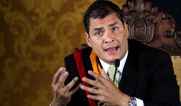 Corte Constitucional, mais alta instância judicial do Equador, determinou que, através de um referendo, os equatorianos poderão abolir uma disposição transitória que impede o atual presidente do país, Rafael Correa, de concorrer às eleições de 2017; pedido foi em março pelo coletivo "Rafael contigo sempre", para permitir uma nova reeleição de Correa, que está no poder desde 2007; em dezembro, a Assembleia Nacional aprovou várias emendas constitucionais, entre elas uma que permite a reeleição indefinida de autoridades eleitas por voto popular, mas incluiu uma disposição que estabelece essa possibilidade a partir de maio de 2017, impedindo a Correa optar pela reeleição no início daquele ano