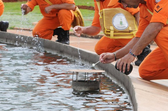 Com meta de visitar 60 mil imóveis, eles se juntaram a 80 militares da Força Aérea Brasileira, 100 da Marinha e 400 agentes da vigilância ambiental; até o fim da tarde da sexta-feira (26), 82% dos domicílios do Distrito Federal tinham recebido a visita de homens que integram as ações de combate ao Aedes aegypti, mosquito que transmite a dengue, a zika e a febre chikungunya; governador Rollemberg espera que na segunda-feira a quase totalidade dos domicílios do DF tenham sido visitados