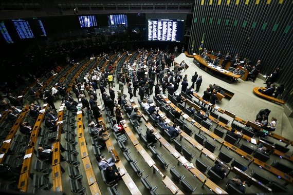 Por 296 votos a 12, os deputados aprovaram o projeto de lei que prevê o alongamento da dívida por 20 anos e a suspensão do pagamento das parcelas até o fim deste ano, com retomada gradual a partir de 2017; contrariando o governo, os deputados retiraram do projeto contrapartidas dos estados, como o aumento da contribuição previdenciária dos servidores, suspensão de aumentos salariais e de realização de concursos públicos, privatização de empresas e a redução de incentivos tributários; texto segue, agora, para sanção presidencial