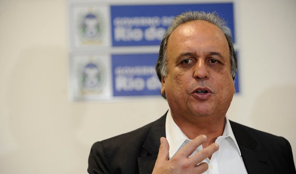 Juiz Bruno Vinicius Bodart, da 9ª Vara de Fazenda Pública da Capital, determinou nesta sexta-feira, 29, o embargo de R$ 265 milhões das contas do governo do estado do Rio para pagamento dos servidores do Tribunal de Justiça do estado; em seu despacho, o magistrado determinou que os recursos fossem retirados das contas do governo do estado do Rio e da Secretaria Estadual de Fazenda nos bancos do Brasil, Bradesco, Itaú e Caixa; no final do ano passado, o governador Luiz Fernando Pezão (PMDB) alterou o calendário de pagamento de todos os servidores públicos para o sétimo dia útil; servidores do Tribunal de Justiça e do Tribunal de Contas do Estado recebiam no último dia útil do mês trabalhado