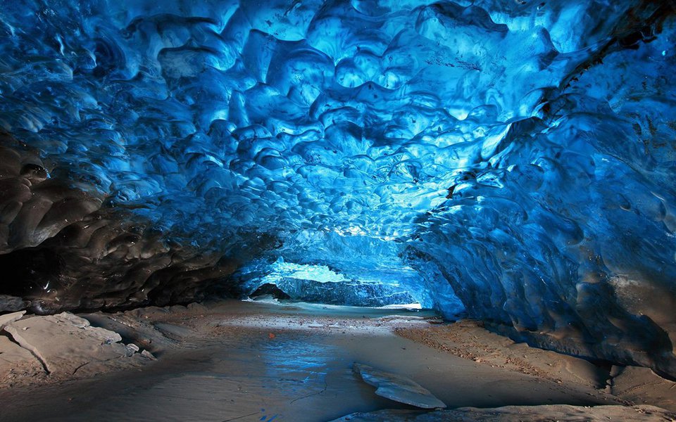 Descoberto um novo grande lago subterrâneo na metade oriental da Antártica. Pode conservar fauna e flora de dois milhões de anos atrás, diversas de tudo aquilo que conhecemos até agora. A foto acima é de uma caverna congelada no norte da Inglaterra, e pode dar uma ideia do aspecto de um lago subterrâneo no continente congelado.