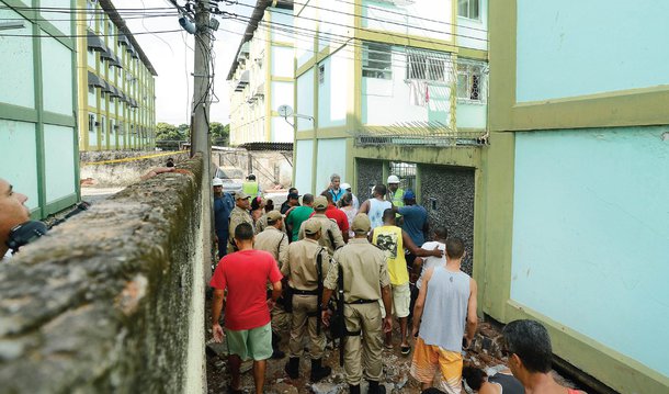 O Procon da cidade do Rio de Janeiro notificou a Companhia Estadual de Gás (Ceg) pela explosão ocorrida na madrugada no Conjunto Habitacional Fazenda Botafogo, em Coelho Neto, Zona Norte da capital; se a instituição for condenada, a multa pode passar de R$ 9 milhões, e o órgão terá 5 dias para apresentar sua defesa; pelo menos cinco pessoas morreram e outras nove ficaram feridas; em nota, a companhia disse que"qualquer informação é prematura"