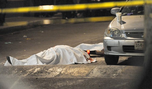 Os casos de homicídio doloso aumentaram 23,3% em fevereiro deste ano no estado do Rio, em comparação com o mesmo mês do ano passado; segundo os registros de ocorrência feitos pelas delegacias de Polícia Civil do estado, no mês passado, houve 402 homicídios dolosos e, em fevereiro de 2015, 326 casos; houve aumento também nos registros de letalidade violenta, que agregam homicídio doloso, latrocínio e lesão corporal seguida de morte e ainda homicídio decorrente de oposição à intervenção policial; o crescimento foi de 11,7%, com 427 ocorrências em fevereiro de 2015 e 477 em fevereiro deste ano