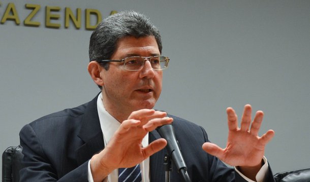 O ministro da Fazenda, Joaquim Levy, disse nesta terça (17) que a aprovação pela Comissão Mista do Orçamento (CMO) de uma nova meta fiscal para este ano foi um passo importante para que o país tenha um "2016 positivo"; depois de se reunir com o presidente do Senado, Renan Calheiros (PMDB-AL), Levy disse que está crescendo o entendimento sobre a necessidade de manutenção dos vetos presidenciais pelo Congresso, para que o país possa evoluir para outros projetos importantes
