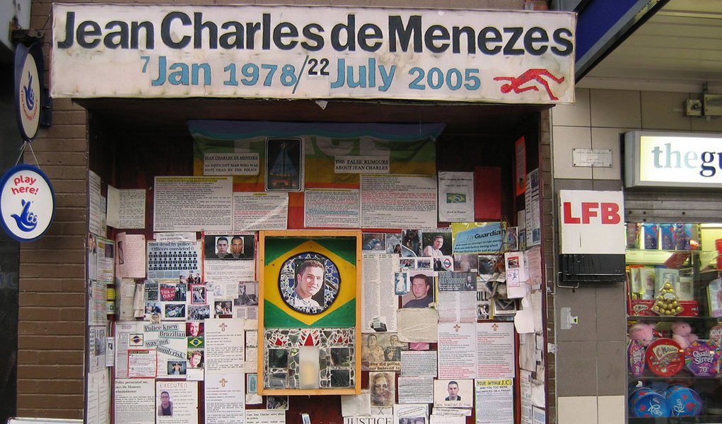 Principal tribunal europeu de direitos humanos declarou os promotores da Grã-Bretanha acertaram ao não acusar os policiais envolvidos na morte a tiros do brasileiro Jean Charles de Menezes 11 anos atrás; brasileiro foi alvejado com sete tiros na cabeça disparados por agentes das froças especiais após ser confundido com um homem-bomba; "A decisão de não processar nenhum agente específico não se deveu a quaisquer falhas na investigação nem à tolerância ou ao conluio do Estado com atos ilegais", afirmou a corte