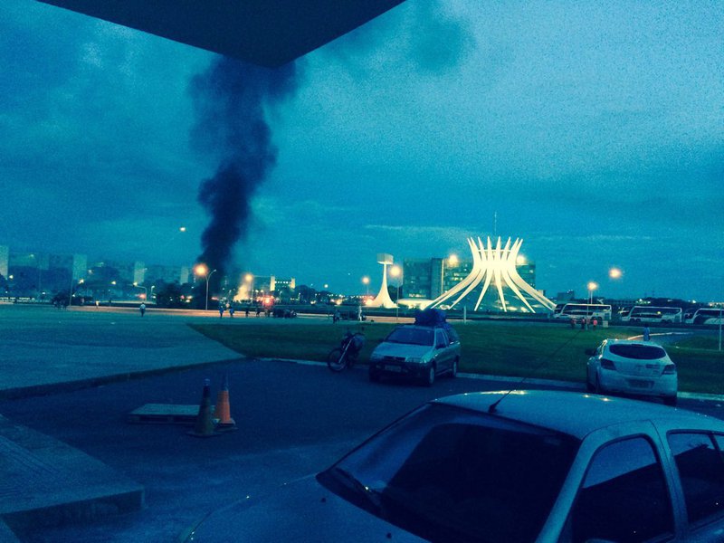 Esta terça-feira 29 foi o retrato acabado da tragédia brasileira; de país admirado no mundo, que vivia uma situação de pleno emprego em 2014, o Brasil colhe os resultados do golpe e viu sua capital ser transformada em praça de guerra por um governo de legitimidade cada vez mais questionada que tenta empurrar goela abaixo da sociedade um congelamento de gastos pelos próximos vinte anos; diante da resistência dos movimentos sociais e dos estudantes, o governo Temer, que já corre o risco de sofrer um processo de impeachment, respondeu com bombas e repressão; vídeos