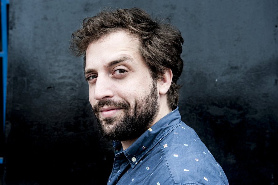 "Parabens a todos os que inventaram essa ideia genial de 'campanha de dislike' no Porta dos Fundos. Mas o amor venceu", diz o ator Gregório Duvivier, aos que tentaram promover uma campanha – fracassada – contra o site de humor mais popular da internet; o motivo era o vídeo Delação, que questiona a seletividade das investigações da Lava Jato, como ficou demonstrado no caso da Andrade Gutierrez – a quem nada se questionou sobre o PSDB