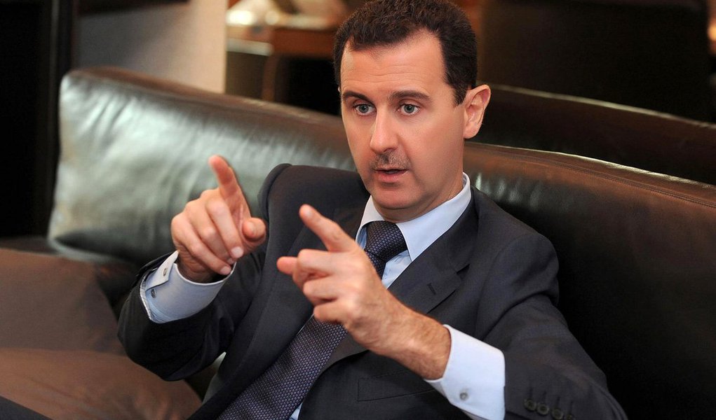 Presidente sírio, Bashar Al Assad, afirmou que o seu país, devastado pela guerra, não é uma "incubadora" do grupo extremista Estado Islâmico; "Posso afirmar que o Daesh (nome árabe do Estado Islâmico) não tem uma incubadora natural, uma incubadora social, na Síria", disse; segundo ele, o treinamento de jihadistas na Síria para os ataques terroristas em Paris na última de sexta-feira passada (13) foi feito com o apoio da Turquia, Arábia Saudita e do Catar "e, claro, das políticas ocidentais que apoiaram os terroristas de diferentes modos", atacou
