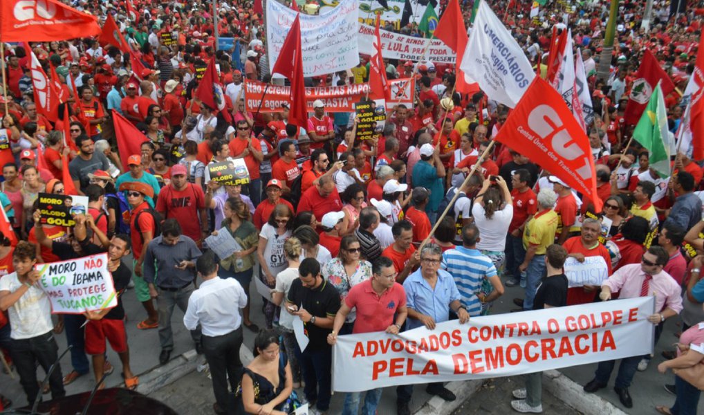 Líderes políticos, militantes de esquerda e trabalhadores brasileiros farão protesto neste sábado, 30, contra o golpe em curso no Senado para retirar a presidente Dilma Rousseff do cargo; ato, convocado pelo ex-candidato presidencial argentino Nicolás del Caño, ocorrerá em frente à embaixada brasileira em Bueno Aires; "Consolida-se a percepção, nos países latino-americanos, de uma ruptura democrática no Brasil, com a tentativa de golpe", disse o vice-presidente brasileiro no Parlasul, deputado Arlindo Chinaglia (PT-SP)