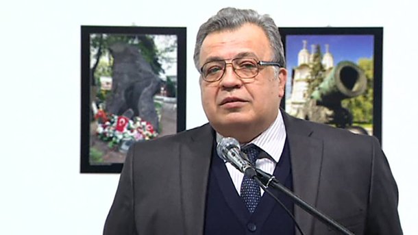 O Embaixador da Rússia na Turquia, Andrei Karlov, realizava um discurso por ocasião da abertura da exposição "Rússia com olhos dos turcos". Segundo testemunhas, um homem invadiu o local e realizou diversos disparos contra o diplomata; após troca de tiros com a polícia, o agressor foi eliminado