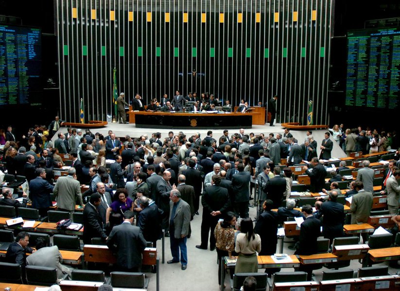 Na tentativa de resolver o impasse em torno da definição das comissões técnicas permanentes, a Câmara dos Deputados deve votar nesta terça-feira (29) um projeto de resolução para alterar o Regimento Interno da Casa e adequar o peso das bancadas após a chamada janela partidária, que permitiu que os deputados trocassem de partido até o último dia 19; medida visa a reformular os critérios de divisão das comissões de acordo com o tamanho atual das legendas