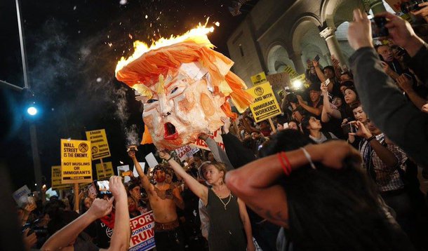 Milhares de pessoas saíram às ruas em todas as grandes cidades americanas para protestar contra as propostas do presidente eleito Donald Trump, de expulsar imigrantes e banir a entrada de muçulmanos no país; protestos ocorreram no dia em que foi anunciado o resultado da eleição à presidência, com vitória do republicano que derrotou a candidata do Partido Democrata, Hillary Clinton; também foram divulgados nessa quarta-feira os resultados das eleições de senadores e deputados; os republicanos vão continuar dominando o Congresso porque elegeram a maioria de parlamentares nas duas casas