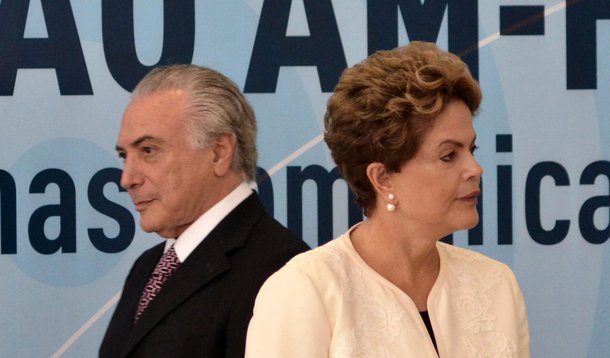 Vice-procurador-eleitoral, Nicolao Dino, enviou ao Tribunal Superior Eleitora (TSE) parecer contrário ao pedido do vice-presidente da República, Michel Temer, para separar sua responsabilidade em relação a presidente Dilma Rousseff nas ações que pedem a cassação dos dois, porque "um eventual abuso de poder de uma chapa teria beneficiado toda a chapa"