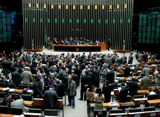 Na tentativa de resolver o impasse em torno da definição das comissões técnicas permanentes, a Câmara dos Deputados deve votar nesta terça-feira (29) um projeto de resolução para alterar o Regimento Interno da Casa e adequar o peso das bancadas após a chamada janela partidária, que permitiu que os deputados trocassem de partido até o último dia 19; medida visa a reformular os critérios de divisão das comissões de acordo com o tamanho atual das legendas