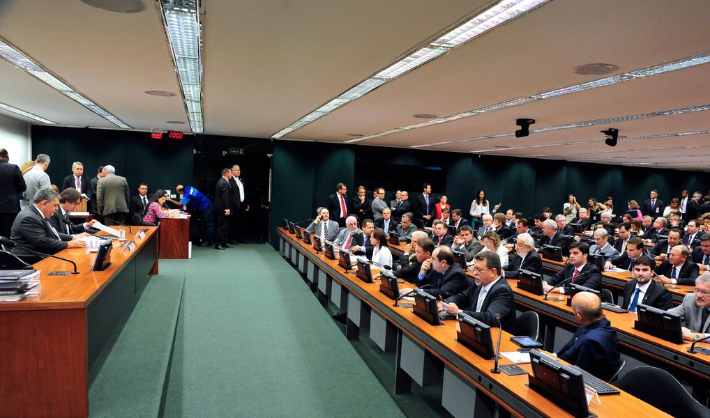 Pelo menos 20 deputados que integram a comissão assinaram pedido de prorrogação dos trabalhos; "[O número de assinaturas] já mostra que a CPI tem maioria e que quer continuar, inclusive o presidente [Hugo Motta (PMDB-PB)]", disse  o deputado Ivan Valente (PSOL-SP); caso os trabalhos da CPI sejam prorrogados ate março, Valente diz que o esforço será para "ouvir muita gente, quebrar sigilos e fazer acareações que não foram feitas"