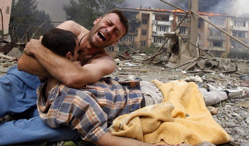 A organização não governamental  Human Rights Watch acusou grupos rebeldes sírios de crimes de guerra por terem colocado reféns, incluindo civis, em jaulas, para serem usados como “escudos humanos” diante dos ataques das forças governamentais, nos arredores de Damasco