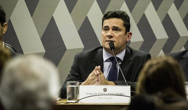 Depois que aumentaram as críticas ao juiz Sérgio Moro pelas ações contra o ex-presidente Luiz Inácio Lula da Silva e a presidente Dilma Rousseff, o magistrado teve sua segurança pessoal reforçada; atuação de Moro tem sido condenada por juristas, apoiadores do governo, além de setores da advocacia; Ordem dos Advogados do Brasil, por exemplo, criou comissão para investigar a legalidade de interceptações telefônicas envolvendo os advogados do ex-presidente