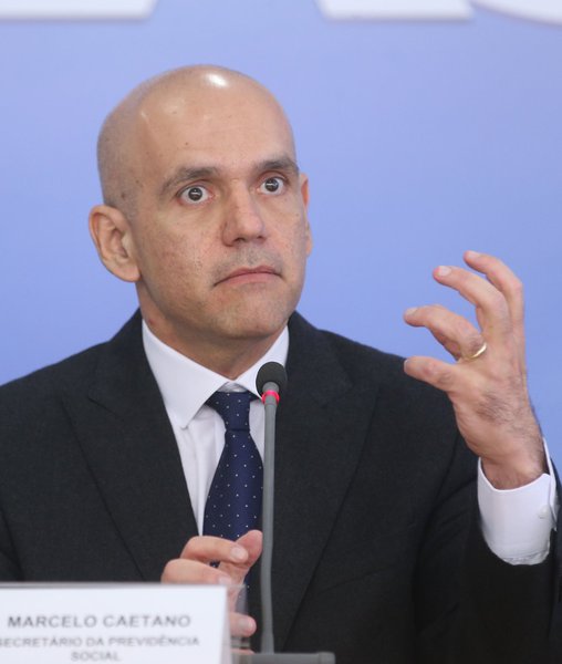 Secretário de Previdência Social do Ministério da Fazenda, Marcelo Caetano, o homem por trás da reforma desde que Michel Temer assumiu a presidência, tem uma agenda curiosa; desde julho, ele se reuniu com dezenas de representantes de empresas de previdência privada, como Bradesco, JP Morgan, Fitch Ratings, Santander, entre outros; além desses, houve encontros ainda com representantes do FMI, do Conselho Nacional de Previdência Complementar (CNPC) e do Confederação Nacional das Empresas de Seguros Gerais, Previdência Privada e Vida, Saúde Suplementar e Capitalização (CNseg); no dia 6 de outubro, ele se reuniu com representantes do MBL; e apenas na última segunda-feira, mesmo dia em que apresentou a proposta, ele se reuniu com representantes das centrais sindicais