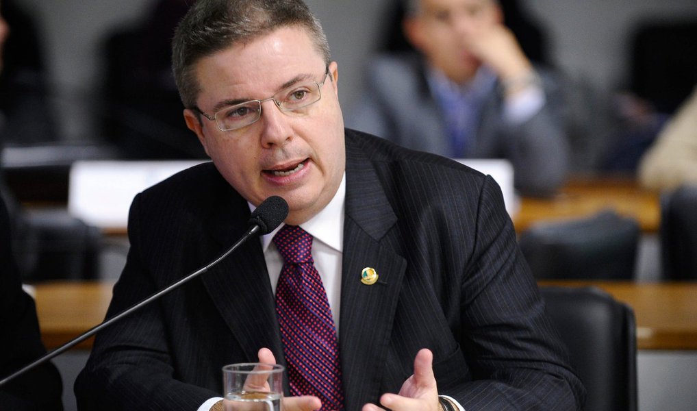 A senadora Gleisi Hoffmann (PT-PR) apresentou uma questão de ordem, com base no Código de Ética e Decoro Parlamentar, questionando a isenção e imparcialidade do senador tucano Antonio Anastasia; já a senadora Vanessa Graziotin (PcdoB-AM), que argumentou que o PSDB não poderia indicar a relatoria devido ao fato de o coordenador Jurídico Nacional do partido, Flávio Henrique Costa Pereira, ter subscrito o pedido de impeachment acatado por Cunha, além de ter atuação no pedido do PSDB junto ao TSE para impugnação da prestação de contas da presidenta Dilma Rousseff